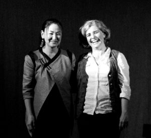 Enkthuya Jambaldorj und Anja Sachs lached nebeneinander nach dem Konzert
